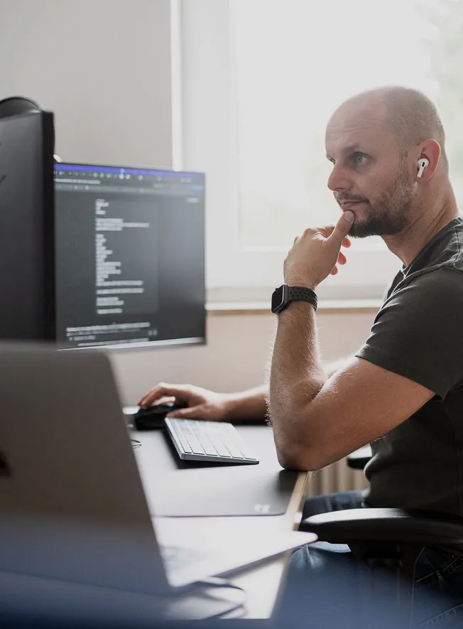 ITO Consulting Dresden Teamwork am Laptop