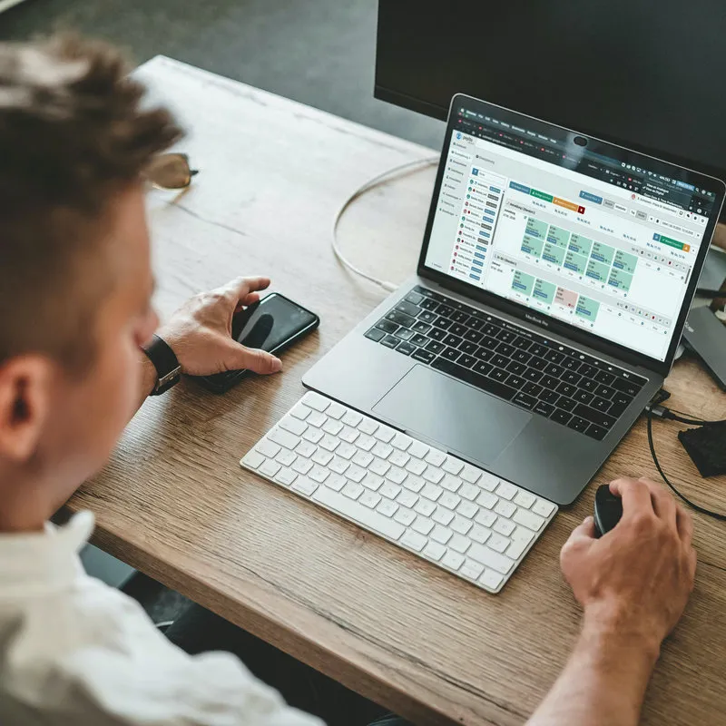 Team arbeitet gemeinsam am Tablet