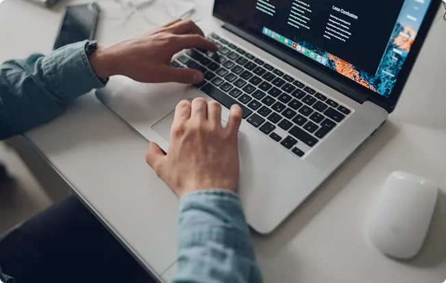 ITO Consulting Teamwork am Laptop im Büro